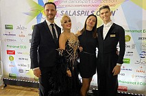 Marcel Mijalski i Julia Wojteczek wraz z Beatą i Maciejem Felzenowskimi